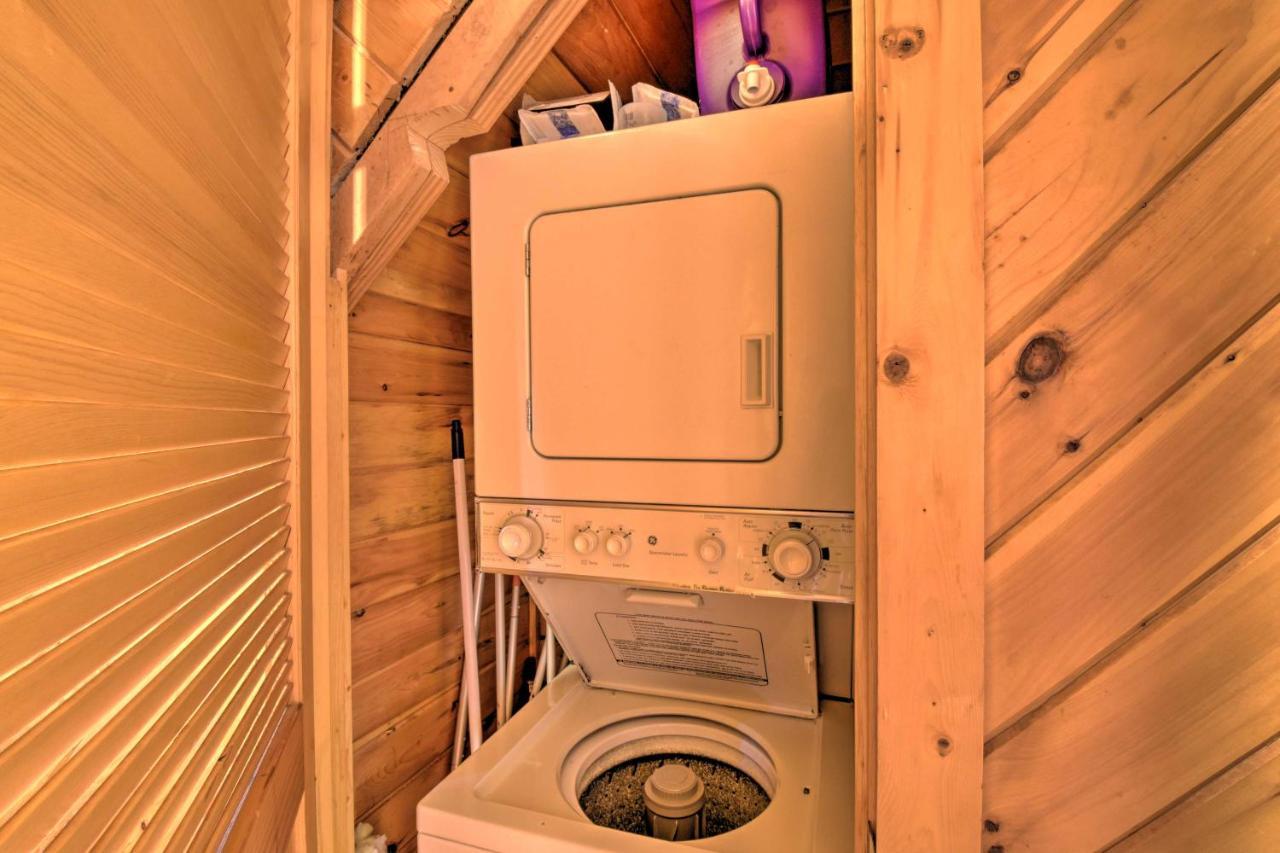 Helen Cabin With Deck And Hot Tub Less Than Half Mi To Main St Екстер'єр фото